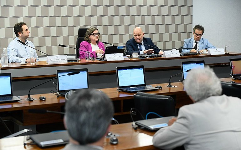 Projeto que cria política de preços para livros ganha apoio em audiência na CE