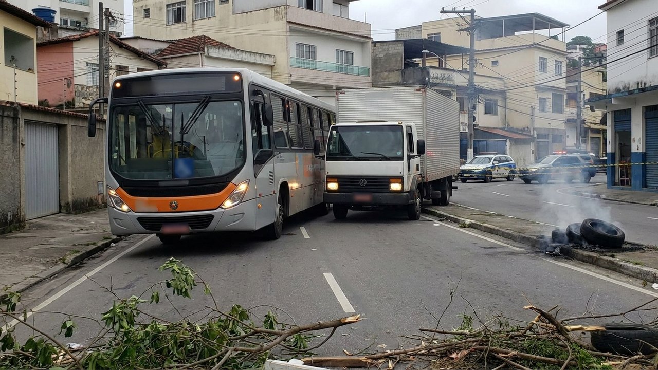 Criminosos usam ônibus e caminhão para bloquear via em Niterói após ação da PM