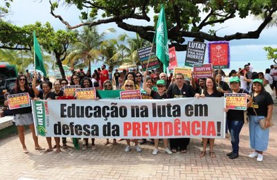 Educação faz greve geral contra reforma da previdência no dia 15 de maio  