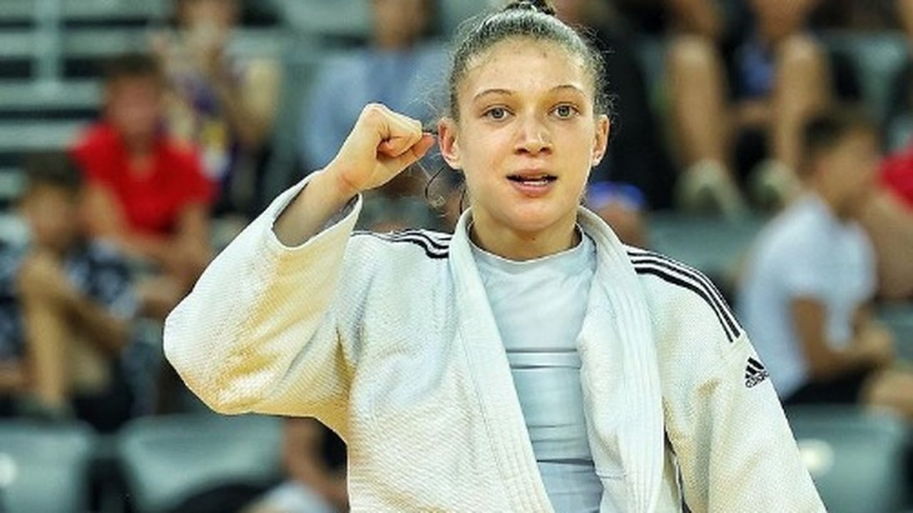 Brasileira de 15 anos faz campanha perfeita e conquista o Mundial sub-18 de judô