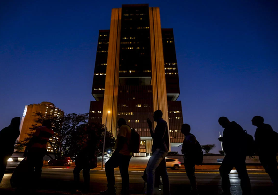 BC volta a reduzir taxa de juros em 0,5 ponto percentual, para 12,75%