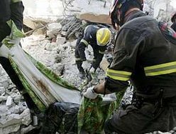 Membros de ONG buscam vítimas vivas em escolas de Porto Príncipe