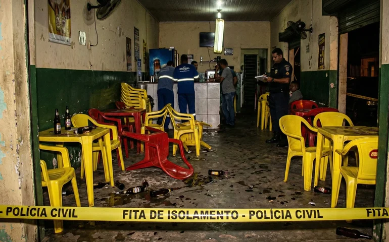 Grupo de quatro criminosos abre fogo em bar no Benedito Bentes e homem é baleado