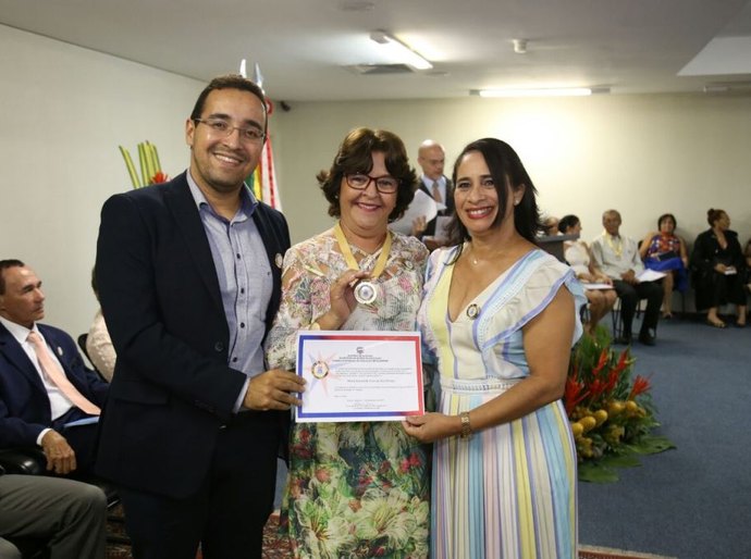 Campo Alegre: secretária é agraciada com a comenda do Mérito Educativo