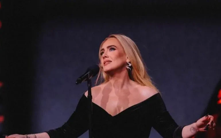 Adele: cantora repreende segurança, fala de Miley Cyrus e conta que já desmaiou em show