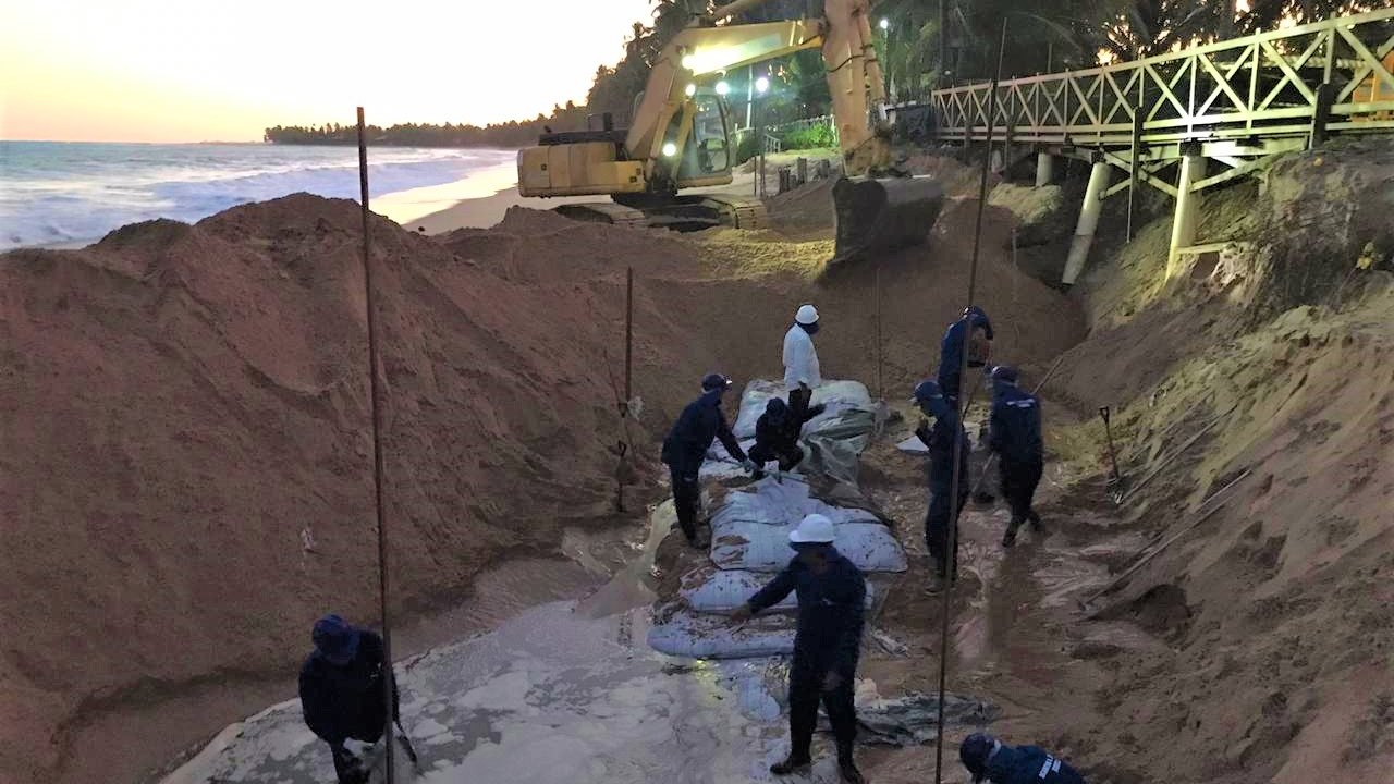Obras tipo Sandbag são feitas para conter erosão costeira no litoral norte de Alagoas