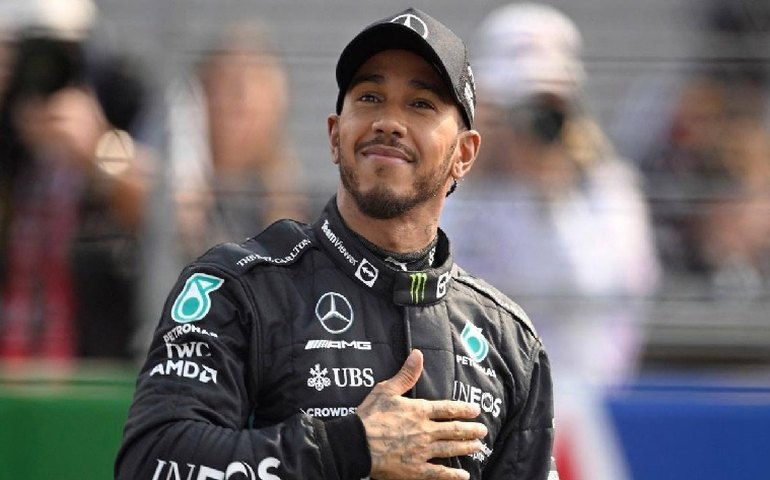 Hamilton adota discurso positivo e promete ajudar a reerguer a Mercedes na F-1