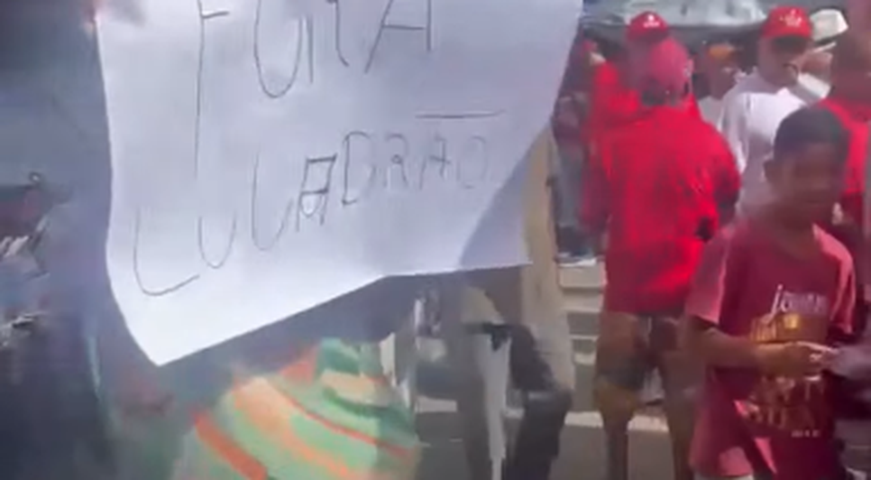Mulher exibe cartaz com os dizeres "fora Luladrão" / Foto: Reprodução