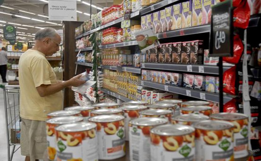 Consumo cai 2,33% em agosto ante julho, diz Abras