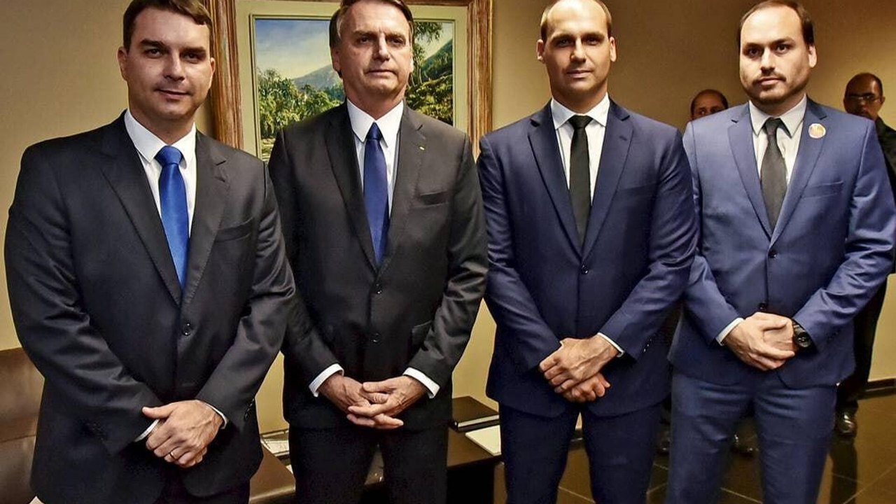 PF expõe fortuna suspeita dos filhos de Bolsonaro