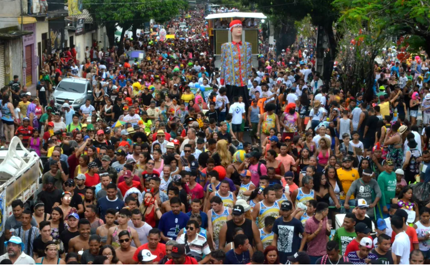 Bloco a Banda leva a malandragem do carioca ao Centro do Rio e arrasta foliões