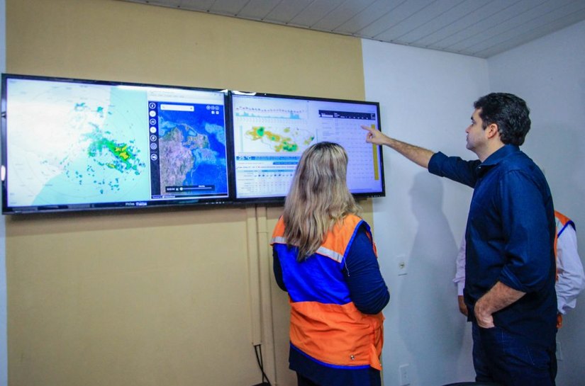 Prefeito Rui Palmeira acompanha monitoramento das chuvas na capital