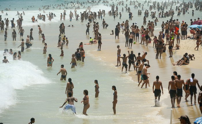 Praia de Ipanema, na zona sul, em dia de forte calor no Rio de Janeiro