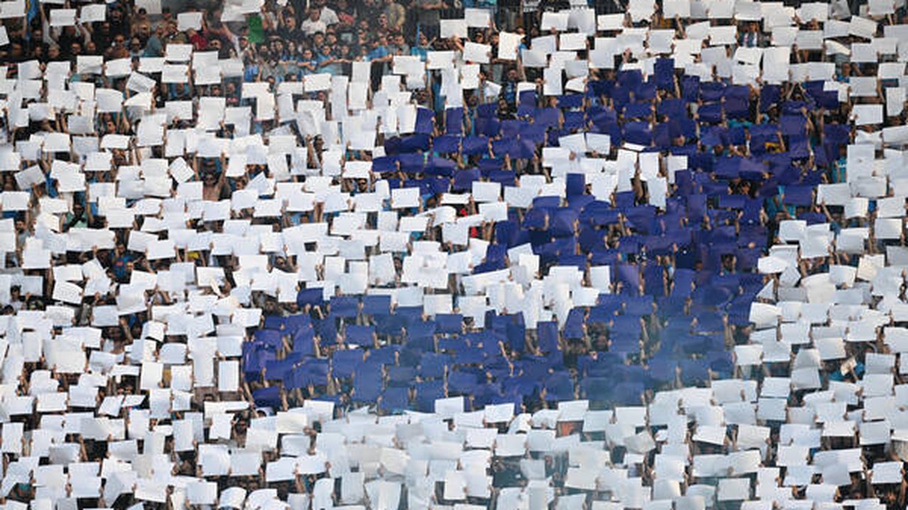 Napoli vence Fiorentina e celebra conquista de Scudetto em casa