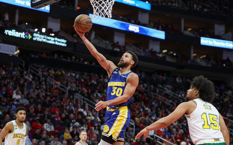 Curry e Thompson somam 74 pontos e Warriors ganham a primeira fora de casa na NBA