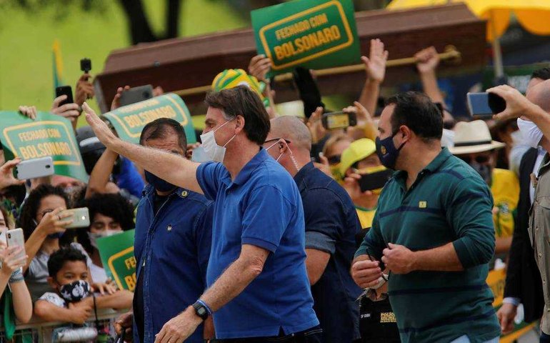 Bolsonaro leva ministros a manifestação em Brasília