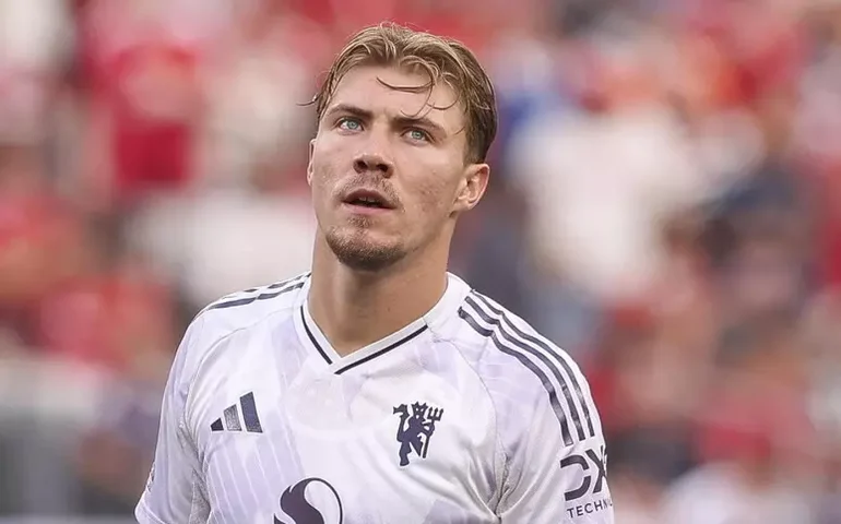 Napoli anuncia contratação do atacante Rasmus Hojlund