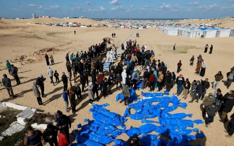Palestinos morrem afogados ao tentar alcançar ajuda humanitária enviada de paraquedas que caiu no Mediterrâneo