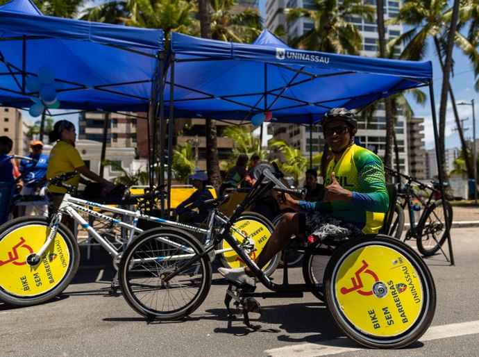 Com apoio da Prefeitura, Bike Sem Barreiras leva lazer e inclusão para orla de Ponta Verde