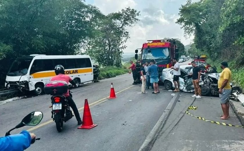 Colisão frontal entre micro-ônibus e táxi na BR-316 deixa dois mortos em AL