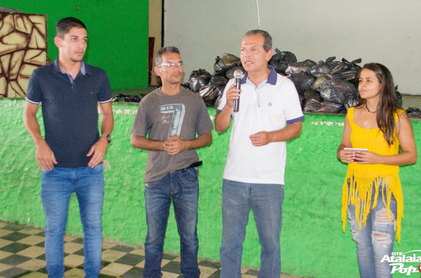 Assistência social de Atalaia entrega alimentos a famílias carentes