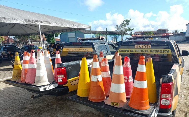 Agentes do DMTT recolhem materiais utilizados para guardar vagas de estacionamento