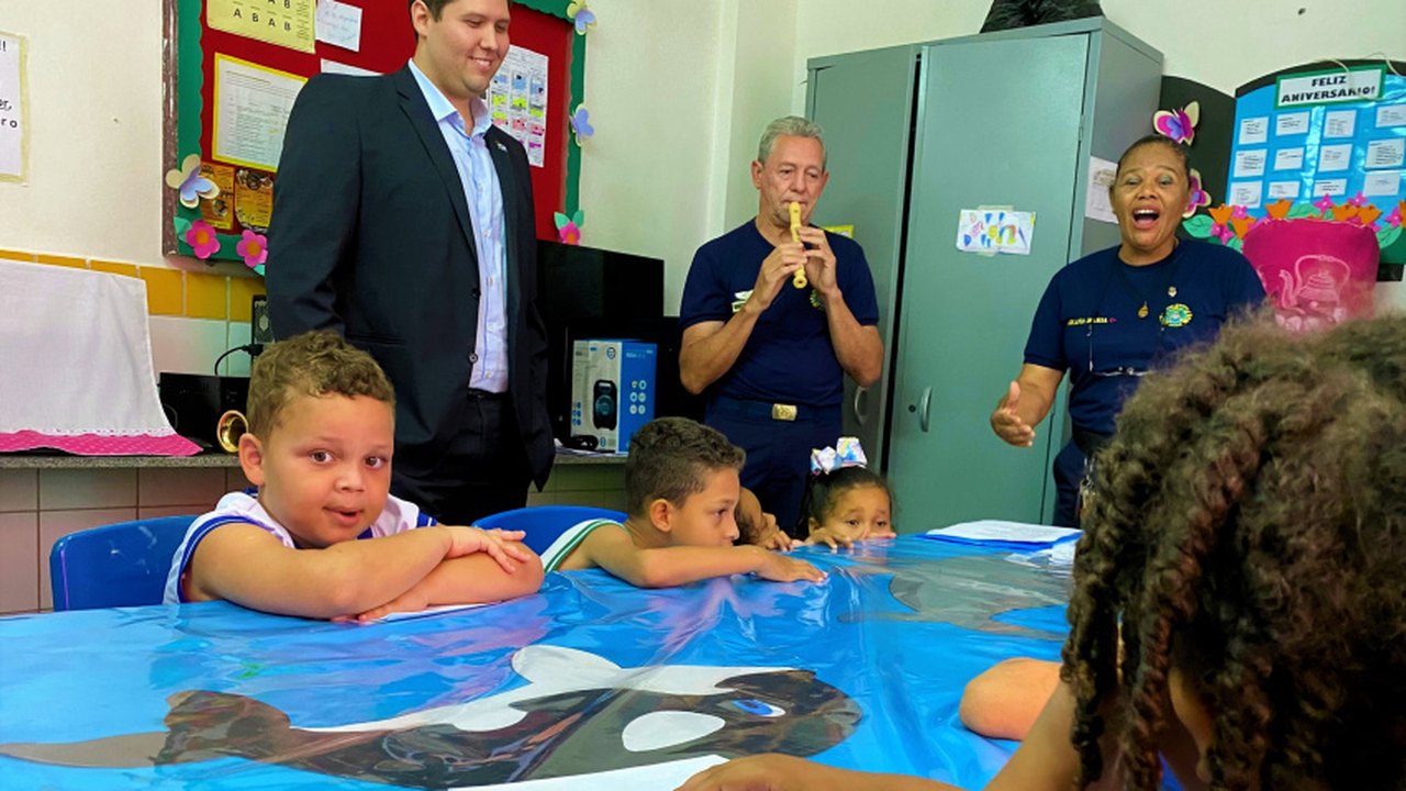 Em projeto pioneiro, Banda da Guarda Municipal leva aulas de canto para creche municipal