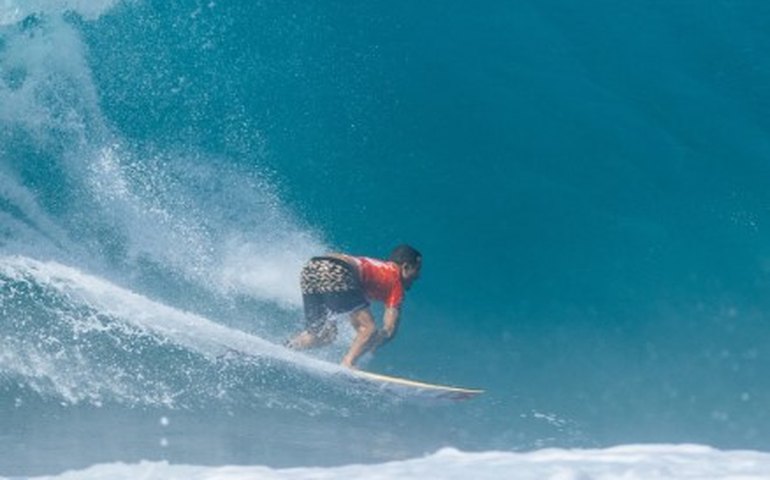 Italo Ferreira e Ian Gouveia caem nas semifinais da etapa de Pipeline do Mundial de Surfe