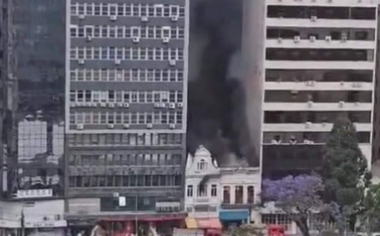 Incêndio de grandes proporções atinge prédio no Centro Histórico de Porto Alegre