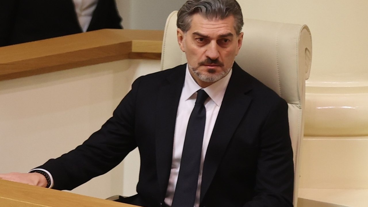 Mikheil Kavelashvili toma posse como presidente da Georgia e complica caminho do país rumo à UE