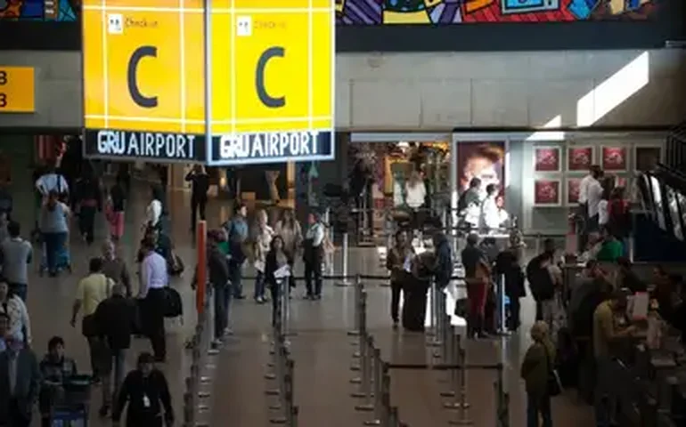 Aeroporto da Nova Zelândia proíbe abraços por mais de 3 minutos na área de desembarque