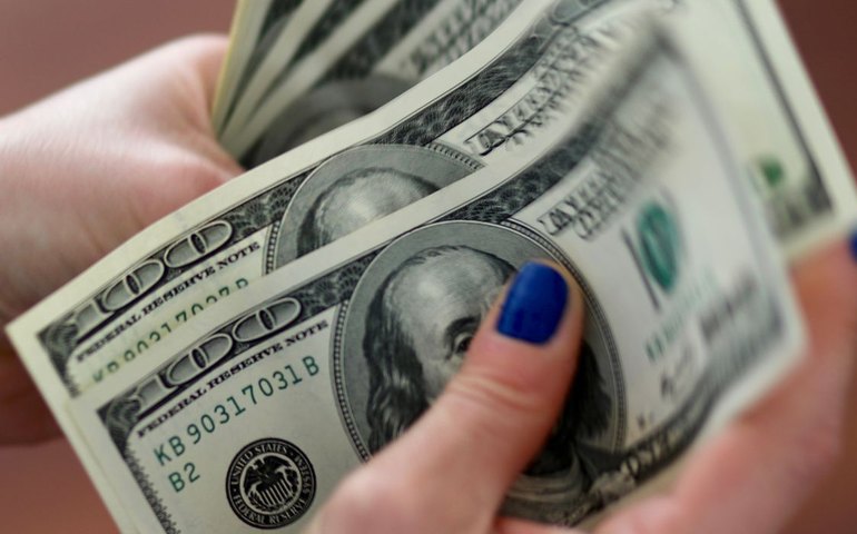 Dólar fecha a R$ 5,67 e atinge menor valor em cinco meses