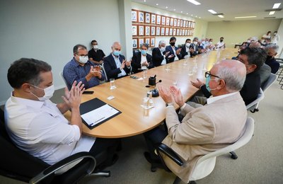 Governador assina decretos que aperfeiçoam legislação tributária e buscam baratear preço do etanol em AL 