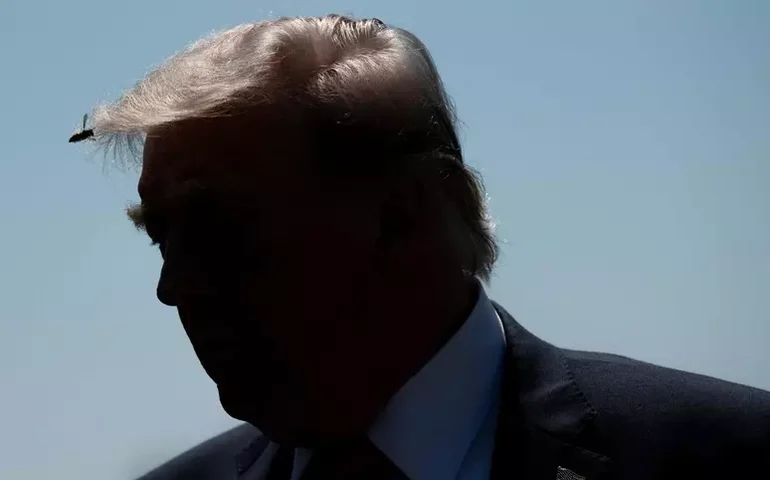 Trump anuncia tarifa de 25% sobre carros europeus e critica Itália