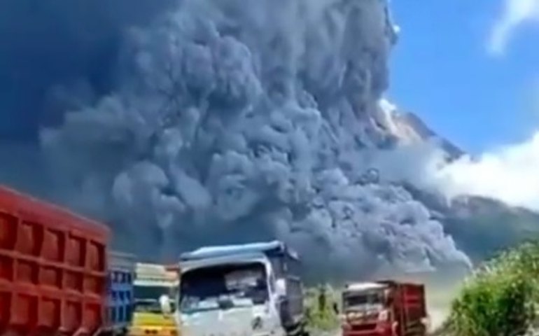 Indonésia: vulcão Merapi entra em erupção e atividades turísticas são suspensas