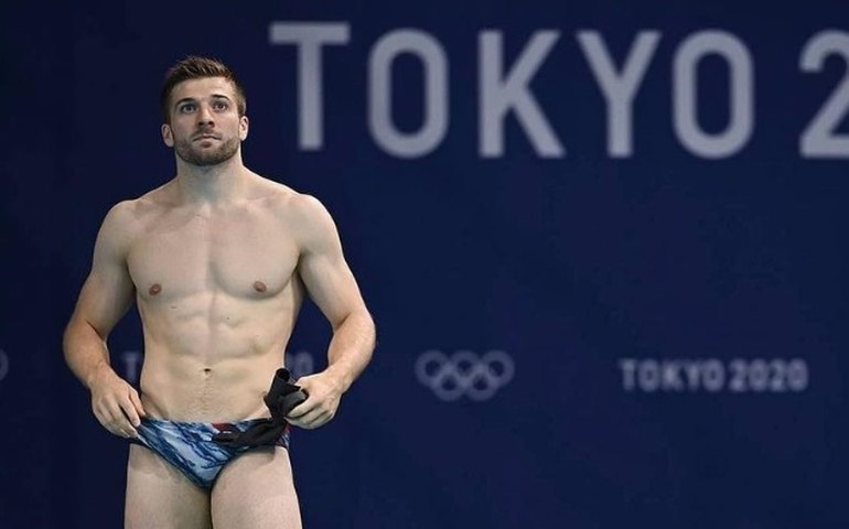 Saltador brinca após viralizar com 'tombaço' na inauguração de centro aquático polêmico de Paris: 'Diante do presidente'; vídeo