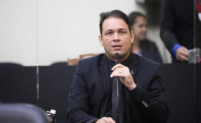 O deputado estadual Dudu Ronalsa durante fala na ALE