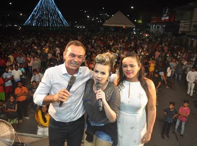 Anadienses brindam ano novo em grande festa promovida pela Prefeitura