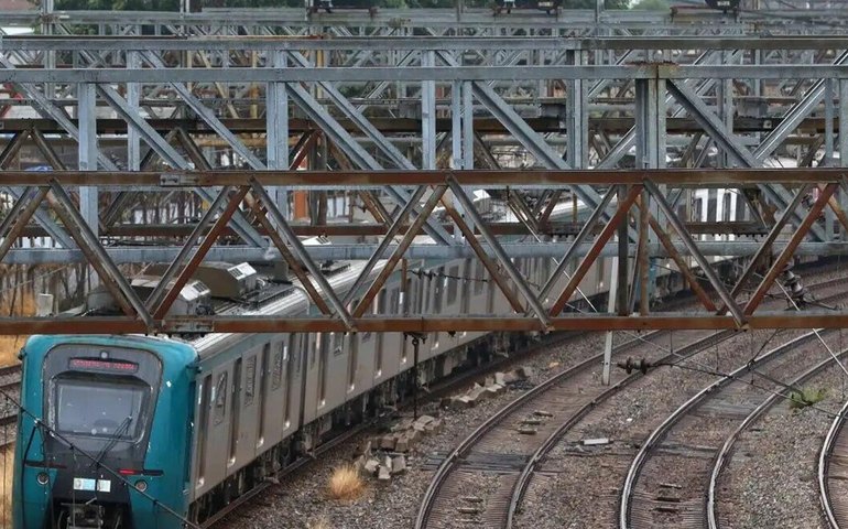 Relatório aponta abandono em estações da SuperVia: falta de acessibilidade, segurança e banheiros