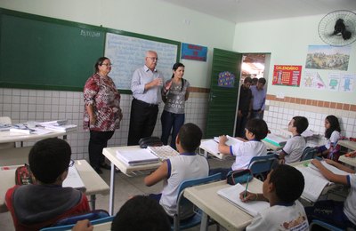 Arapiraca: Teófilo realiza visita técnica à Escola Jayme de Altavilla, após reforma