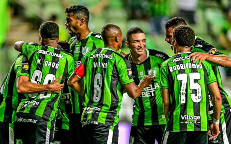 Jogador do América-MG pivô de gol polêmico reposta gol do Chile e ironiza fair play: 'Todos fariam, até você que julga'