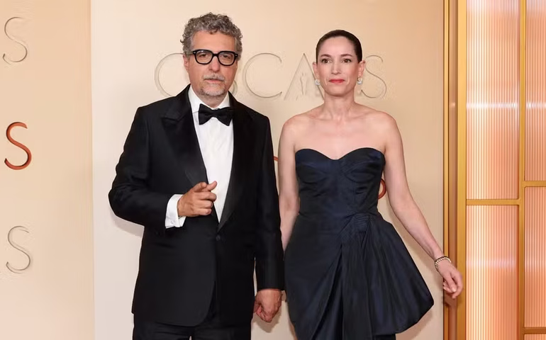 'O agente secreto' brilha no Oscar: Kleber Mendonça Filho e Emilie Lesclaux desfilam no tapete vermelho