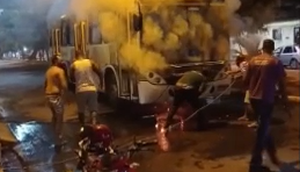 Ônibus do transporte coletivo pega fogo na Grande Aracaju