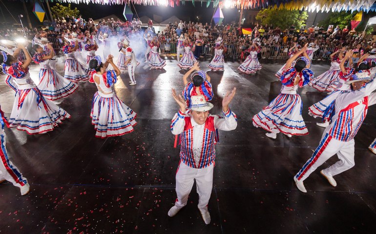Coco de Roda emociona publico na primeira noite do concurso em Jaraguá