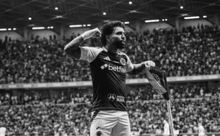 Gabigol marca presença em jogo do Cruzeiro no feminino e reforça desejo de atuar na modalidade