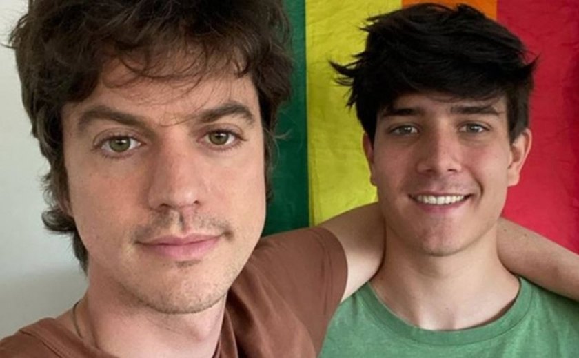 Irmão de Huck, Fernando Grostein posta foto com noivo e fala sobre homofobia