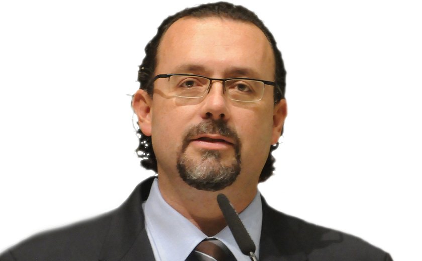 Secretário fiscaliza contratos de entidade ligada a sua família