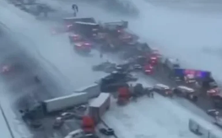 Pelo menos 45 veículos se envolvem em engavetamento após forte nevasca em Indiana