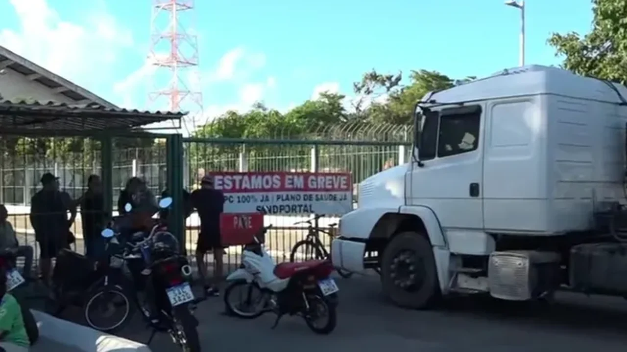 Trabalhadores bloqueiam acesso ao Porto de Maceió e trânsito entra em colapso no Jaraguá