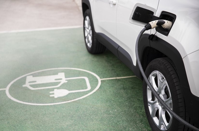 Uso simultâneo de carregadores para carros elétricos em condomínios pode trazer riscos de sobrecarga e incêndio